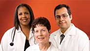 Tres médicos sonriendo