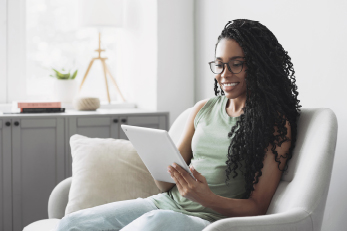 mujer usando tableta