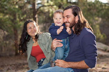 hombre y mujer con bebe