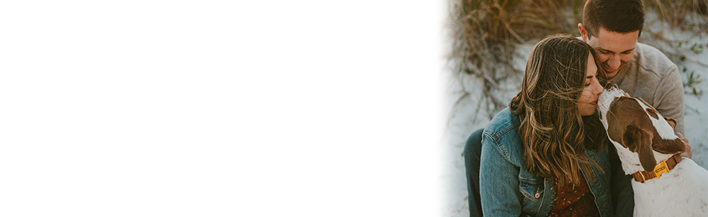 pareja con su perro en la playa