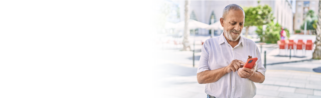 hombre mirando un teléfono inteligente