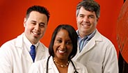 Tres médicos sonriendo Tres médicos sonriendo
