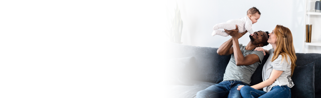 familia sosteniendo a un bebé