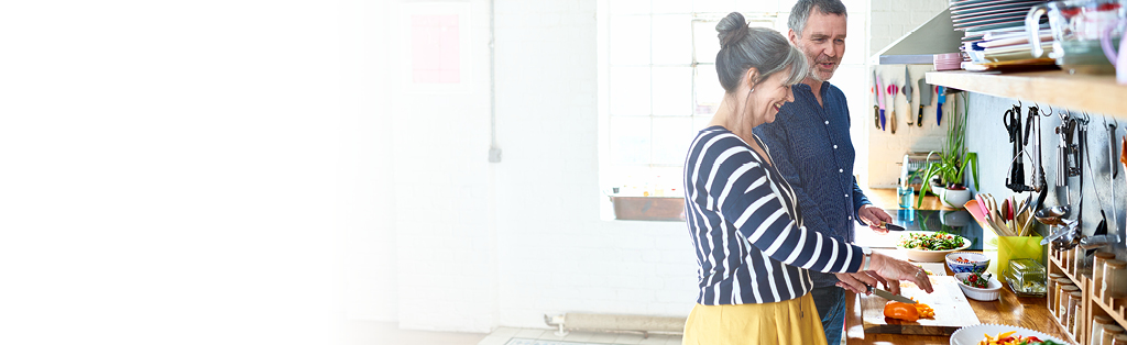 Hombre y mujer cocinando en la cocina