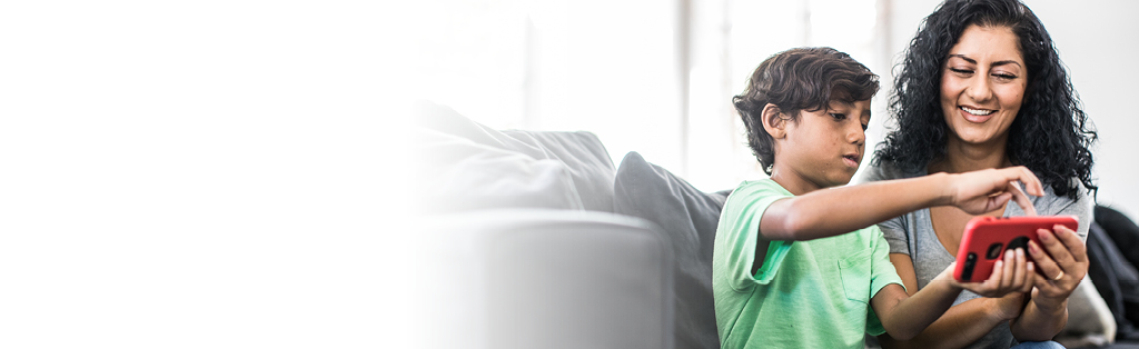 Persona y niño mirando un teléfono inteligente